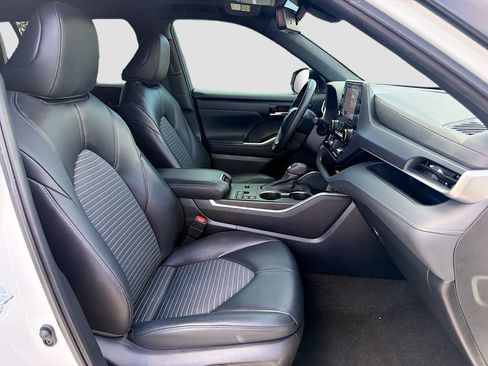 Used 2023 Toyota Highlander FWD image 15