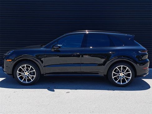 Used 2025 Porsche Cayenne image 2