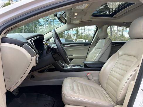 Used 2017 Ford Fusion SE w/ Fusion SE Technology Package FWD image 11