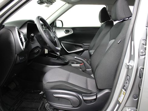Used 2025 Kia Soul LX w/ LX Technology Package FWD image 8