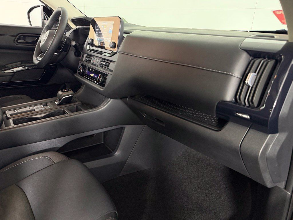 Used 2025 Nissan Pathfinder S FWD image 30