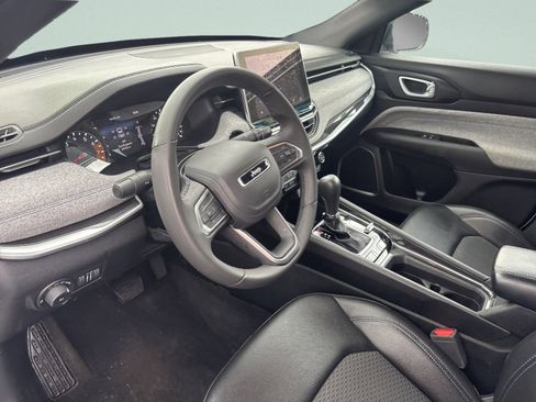 Used 2024 Jeep Compass Latitude image 11