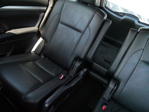 Certified 2019 Toyota Highlander XLE w/ Carpet Mat Package (TMS) AWD/4WD image 12