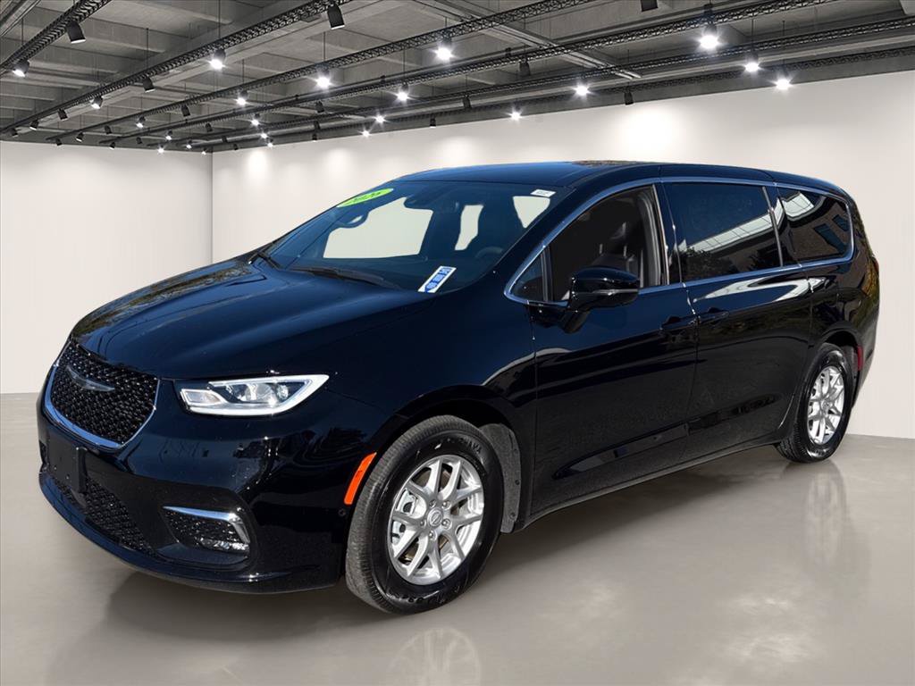 Used 2026 Chrysler Pacifica Select FWD image 3