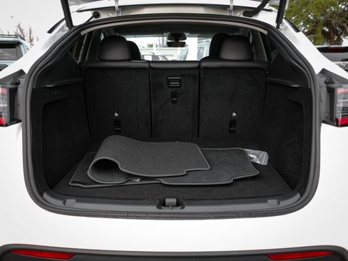 Used 2024 Tesla Model Y Long Range image 29