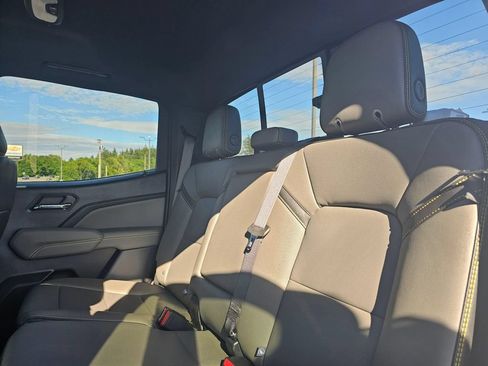 Used 2025 Chevrolet Colorado ZR2 w/ Technology Package AWD/4WD image 17