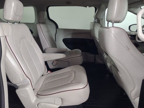 Used 2019 Chrysler Pacifica Limited image 23