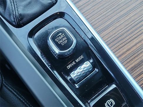 Used 2021 Volvo XC60 T5 Momentum w/ Advanced Package image 24