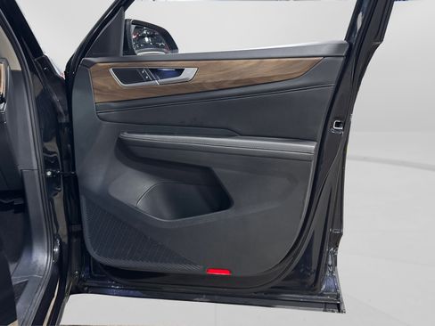 Used 2025 Volkswagen Atlas SE image 38