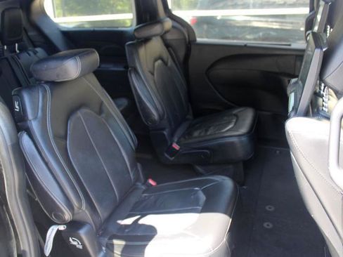 Used 2018 Chrysler Pacifica Touring-L Plus w/ S Appearance Package FWD image 11