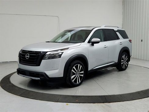 Used 2025 Nissan Pathfinder Platinum w/ Black Appearance Package image 3