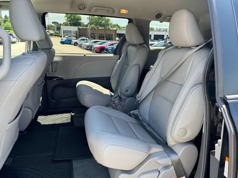 Used 2017 Toyota Sienna XLE FWD image 10