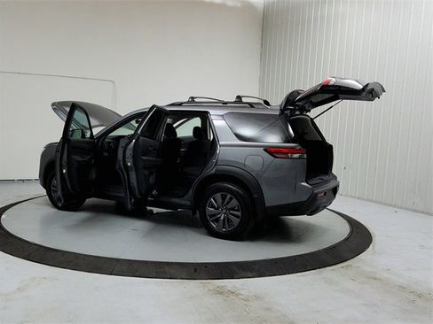 Used 2024 Nissan Pathfinder SV image 13
