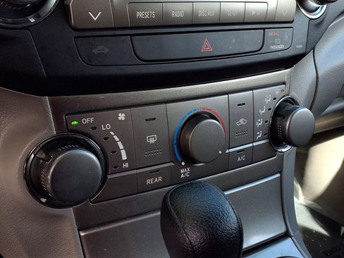 Used 2012 Toyota Highlander FWD image 10