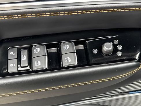 Used 2025 Jeep Grand Wagoneer Series III w/ Rear Seat Video Group 1 AWD/4WD image 28
