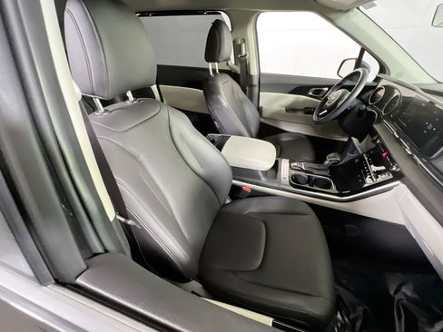 Used 2024 Kia Carnival EX image 28