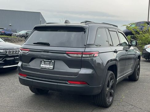Used 2023 Jeep Grand Cherokee Altitude AWD/4WD image 4