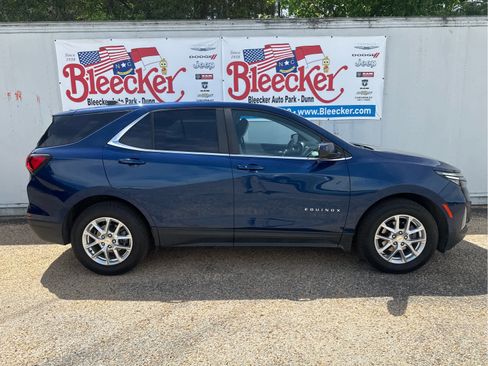 Used 2022 Chevrolet Equinox LT w/ Driver Convenience Package FWD image 2