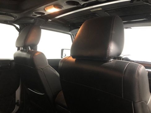 Used 2012 Jeep Wrangler Unlimited Sahara image 11