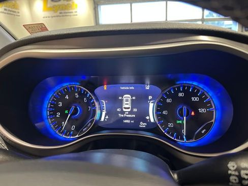 Used 2022 Chrysler Pacifica Touring-L AWD/4WD image 27