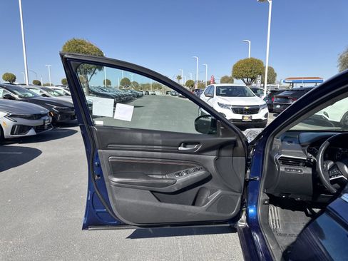 Used 2021 Nissan Altima 2.5 SR w/ SR Premium Package image 13