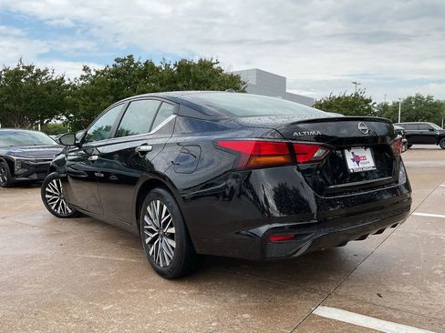 Used 2025 Nissan Altima 2.5 SV FWD image 7