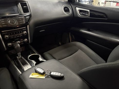 Used 2020 Nissan Pathfinder SV image 18
