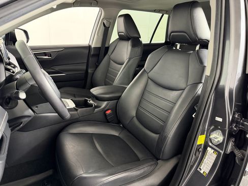 Used 2022 Toyota RAV4 XLE Premium FWD image 4
