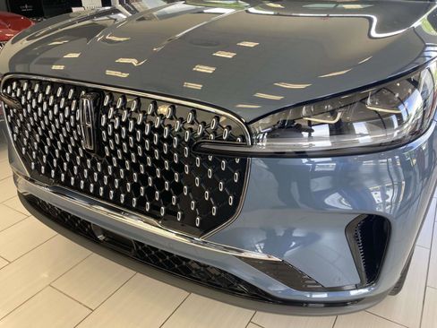 Used 2025 Lincoln Aviator Reserve w/ Equipment Group 201A AWD/4WD image 8