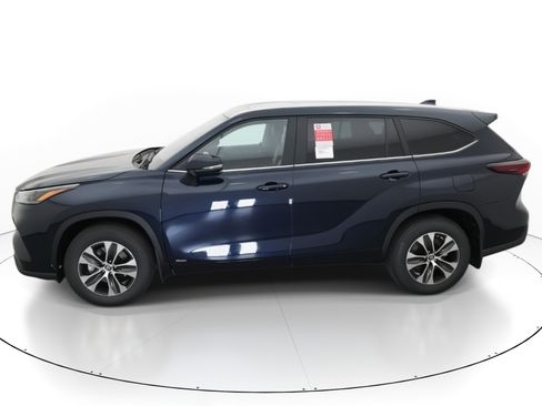 New 2026 Toyota Highlander XLE image 3