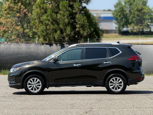 Used 2017 Nissan Rogue SV w/ Sun & Sound Touring Package AWD/4WD image 8