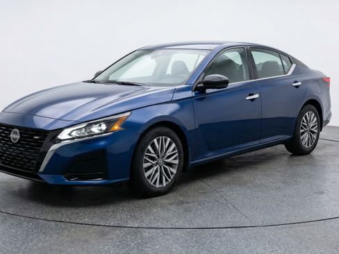 Used 2025 Nissan Altima 2.5 SV image 3