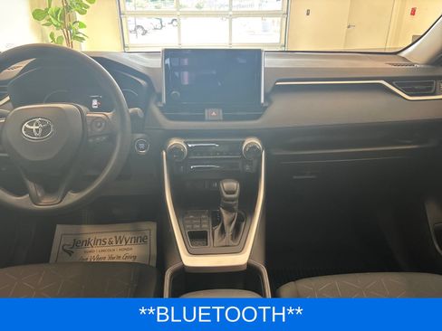 Used 2025 Toyota RAV4 XLE AWD/4WD image 8