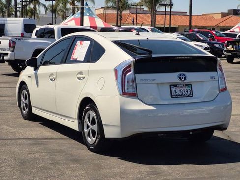 Used 2014 Toyota Prius Two w/ Preferred Accessory Package FWD image 8