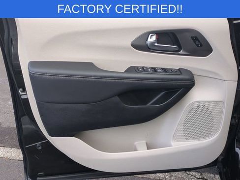 Certified 2024 Chrysler Pacifica Touring-L image 24