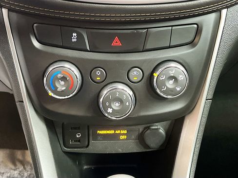 Used 2022 Chevrolet Trax LT w/ Premium Seat Package AWD/4WD image 16