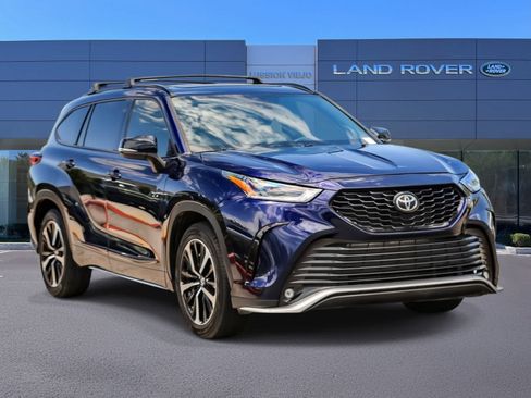 Used 2022 Toyota Highlander XSE FWD image 3
