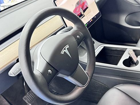 Used 2022 Tesla Model Y Long Range image 8