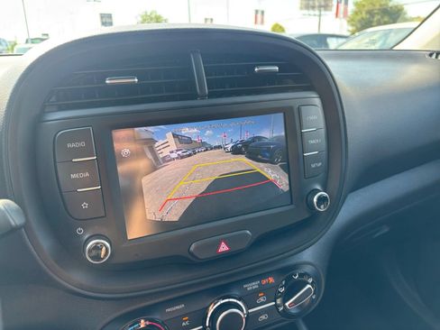 Used 2025 Kia Soul LX w/ LX Technology Package FWD image 18