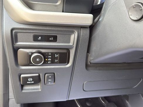 Used 2023 Ford Expedition XLT image 18