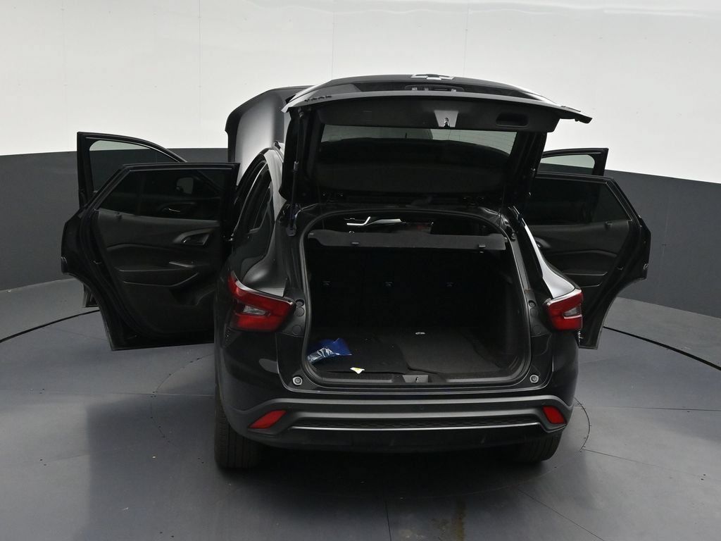 Used 2025 Chevrolet Trax RS w/ Sunroof Package FWD image 36