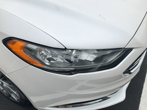 Used 2017 Ford Fusion SE w/ Equipment Group 201A FWD image 2