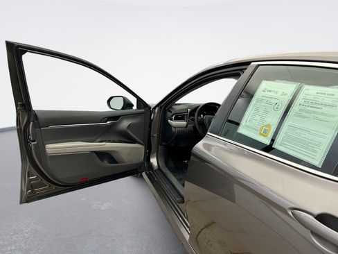 Used 2020 Toyota Camry LE image 9