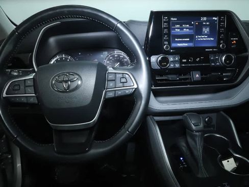 Used 2022 Toyota Highlander XLE AWD/4WD image 30