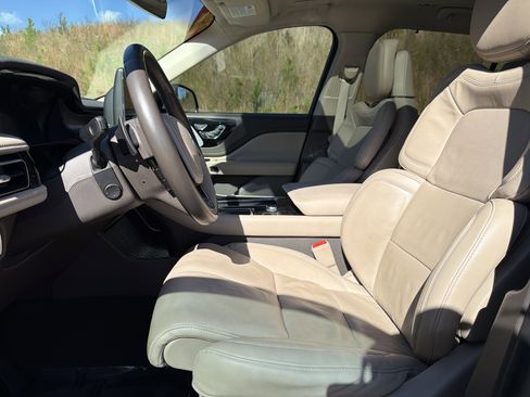 Used 2022 Lincoln Aviator Reserve w/ Equipment Group 201A image 9