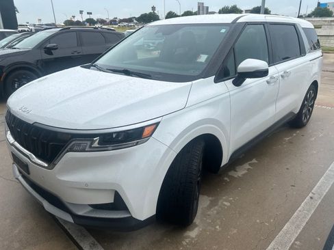 Used 2023 Kia Carnival EX FWD image 1