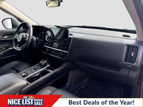 Used 2024 Nissan Pathfinder SL w/ Black Appearance Package image 30