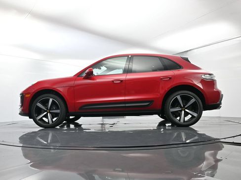 Certified 2025 Porsche Macan AWD/4WD image 43