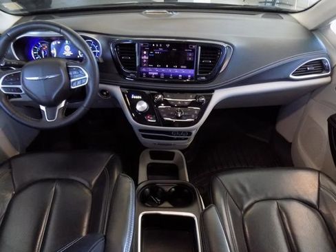 Used 2022 Chrysler Pacifica Touring-L FWD image 11