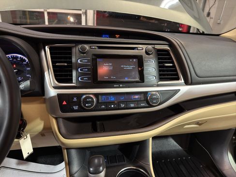 Used 2014 Toyota Highlander Plus image 17
